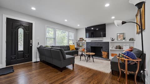 ⭐️⭐️Hidden Gem: Luxury Modern Home Near DC & NOVA⭐️⭐️