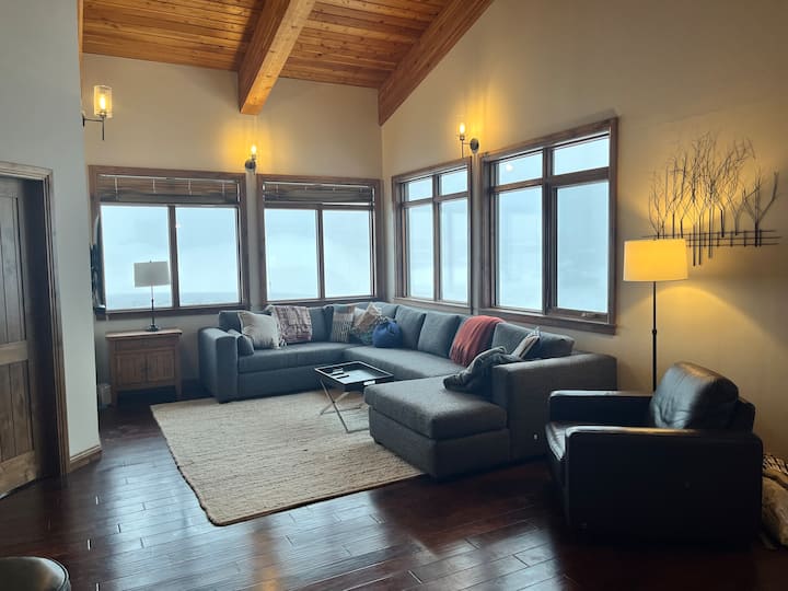 Lovely 3 Bedrooms Penthouse With Hot Tub. - Rossland