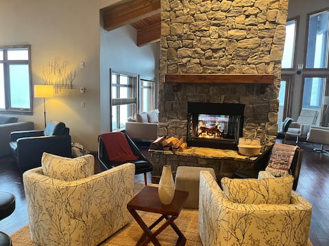 Lovely 3 bedrooms penthouse with hot tub.