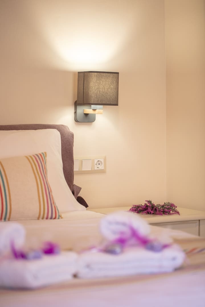 Красивите лампи до леглото с цветни детайли