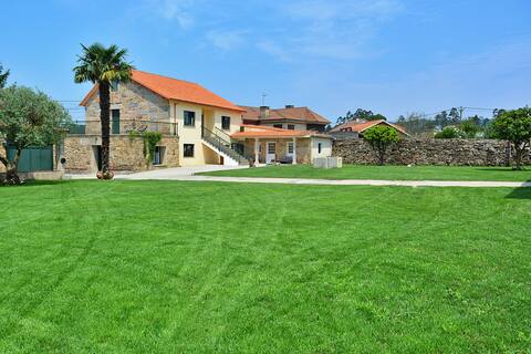 House with huge garden and barbecue in Cambados