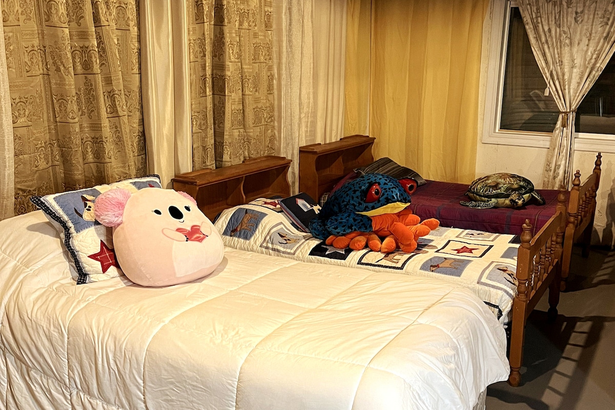 Spálňa 2 (časť rodinnej izby) má tri oddelené postele a pripravené pre deti (alebo dospelých navyše).