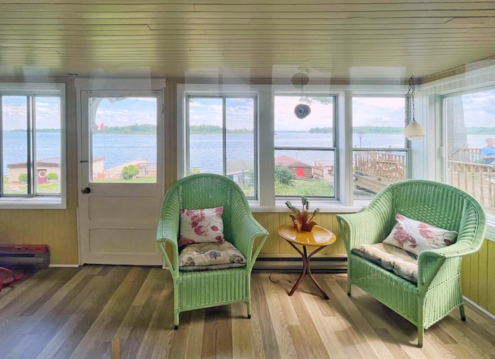 Bright waterfront cottage with large backyard Vacation homes for Rent