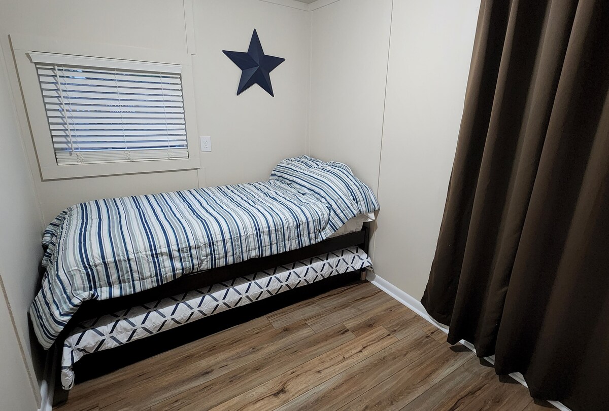 Dva XL kreveta s 2 odvojena kreveta. Širine su dvostruke, ali iste duljine na madracu s bračnim krevetom, pa se u njih mogu udobno smjestiti odrasle osobe.