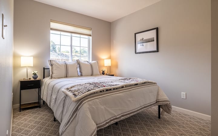 غرفة نوم بسرير بحجم كبير في الطابق العلوي.