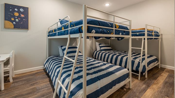 غرفة "الأطفال ". أطفئ الأضواء وسيكتشفون نجومًا مخفية على السقف. 