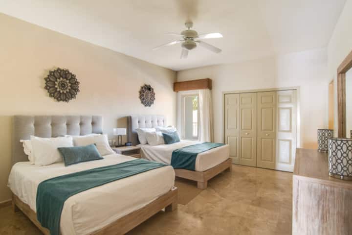 2号卧室配备2张标准双人床