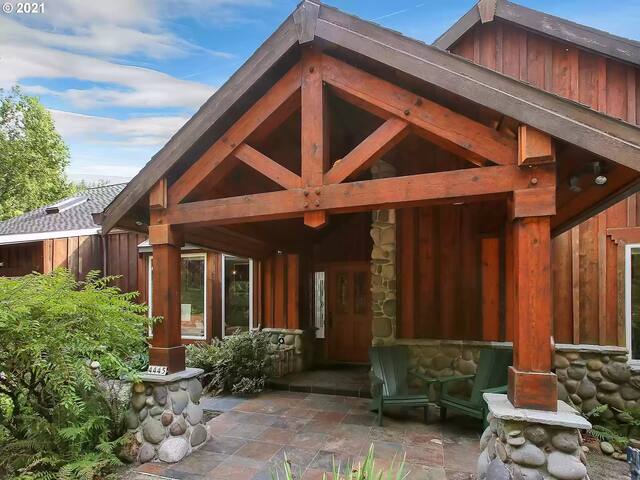 Healy Heights Hideaway! gallery image 3