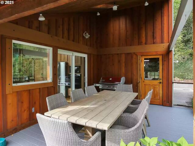 Healy Heights Hideaway! gallery image 4