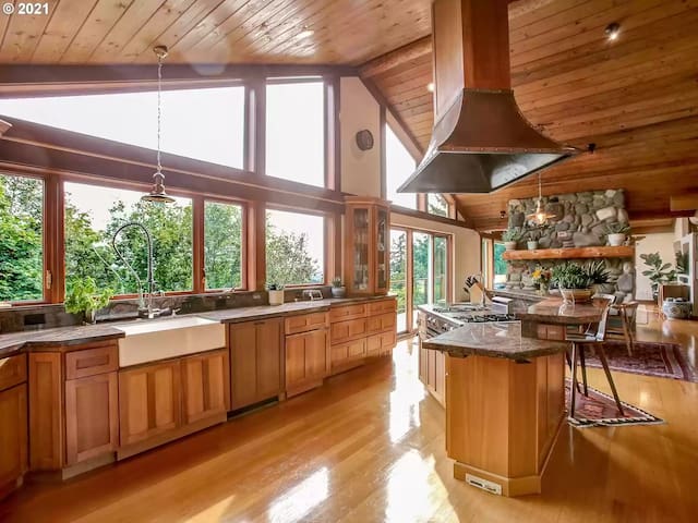 Healy Heights Hideaway!