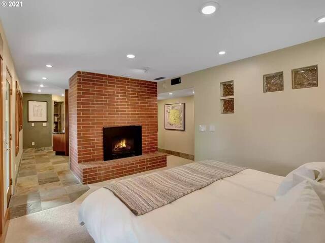 Healy Heights Hideaway! gallery image 2