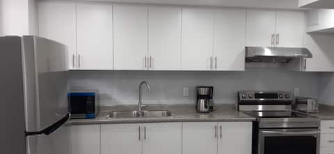Adorable/spacious 2bedroom place + 1 free parking