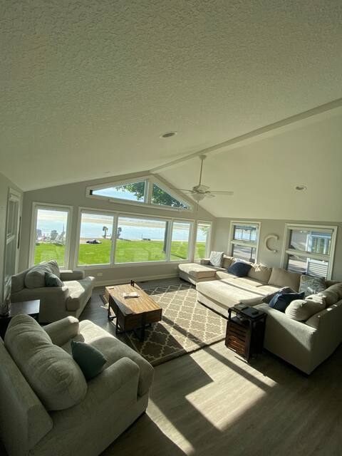 Amazing lakefront retreat for large gatherings!