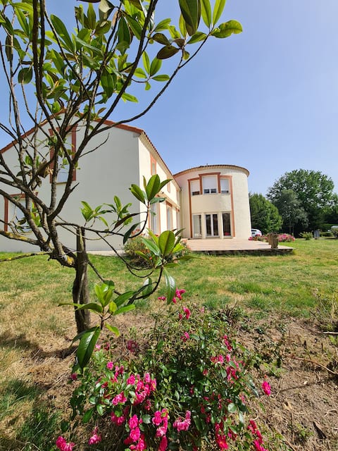 Splendid gîte La Tour Blanche 15 min from Puy du Fou