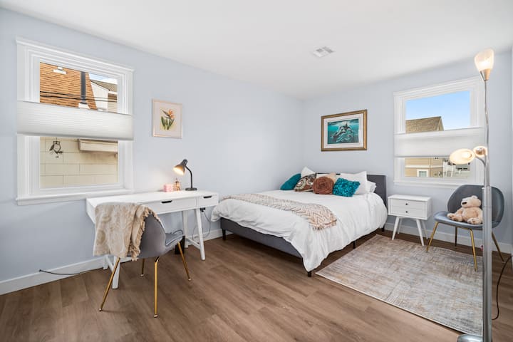 غرفة نوم 1 مع مساحة عمل مخصصة