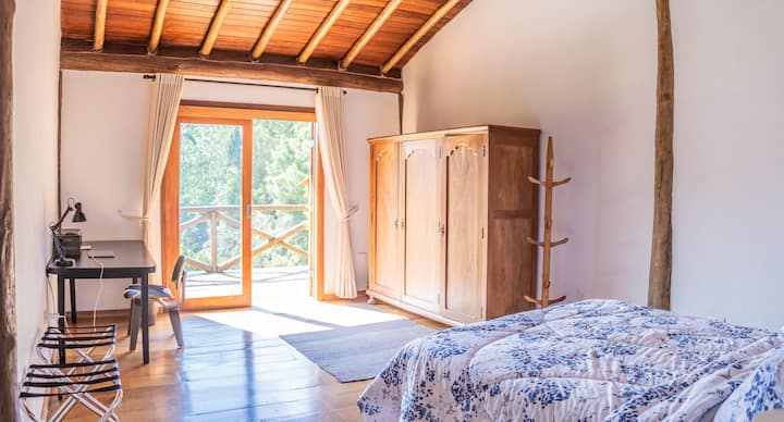 Suite casal com estação de trabalho