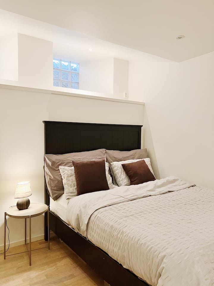 ห้องนอนหลักมีเตียงควีนไซส์ 