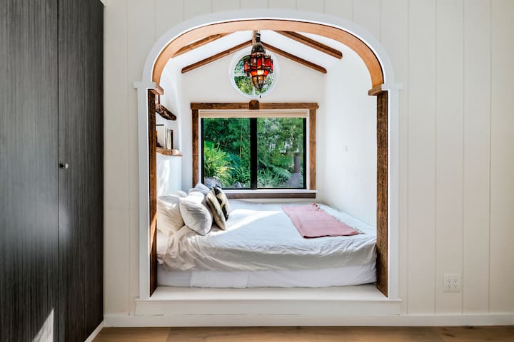 Sunny Topanga Cottage | Hot Tub & Canyon Retreat