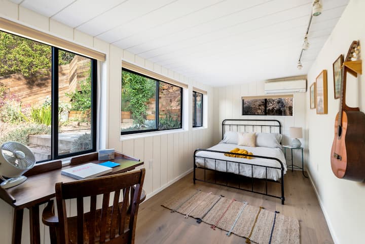 La habitación Sky puede ser otro dormitorio o un espacio de trabajo designado.  La lavadora y la secadora están en el armario de esta habitación.