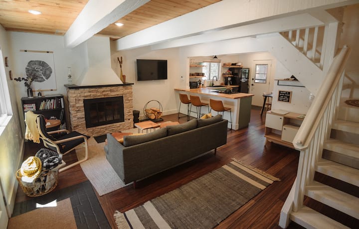 Black Pine Cabin W/jacuzzi, 5 Min To Bear Mountain - ビッグ・ベアー・レイク, CA