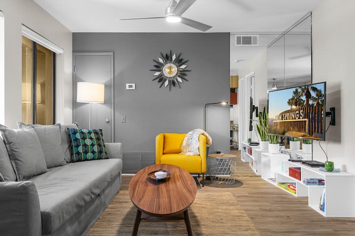 « Salon confortable avec télévision connectée et touches de design du milieu du siècle. »