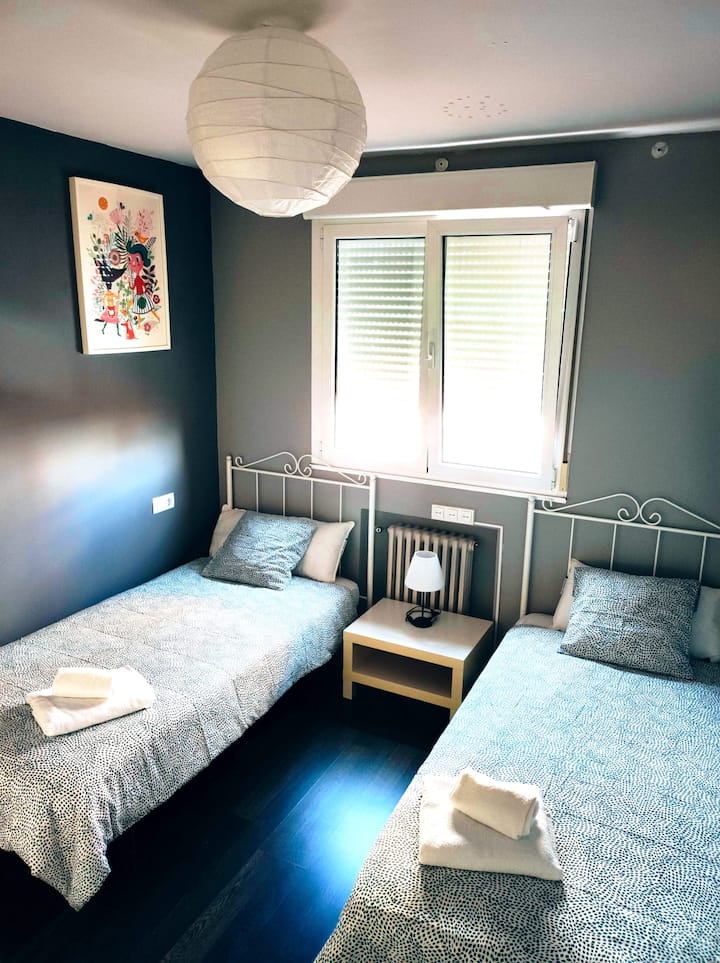 غرفة نوم بسريرين 90