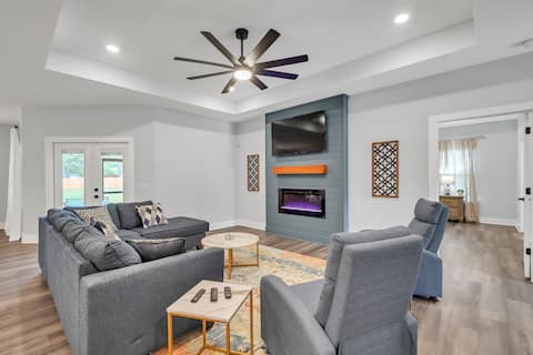 Popular Airbnb listing: 5 Br 3 Kings Shelluva Good Time - 7 min from beach in Pensacola / Ferry Pass / Brent