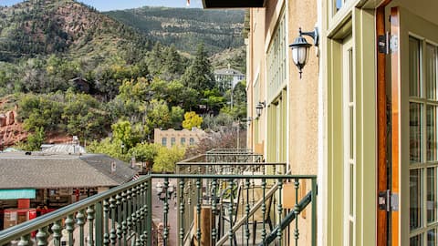 The Owl's Nest @ Manitou: Mtn Views on Main Street