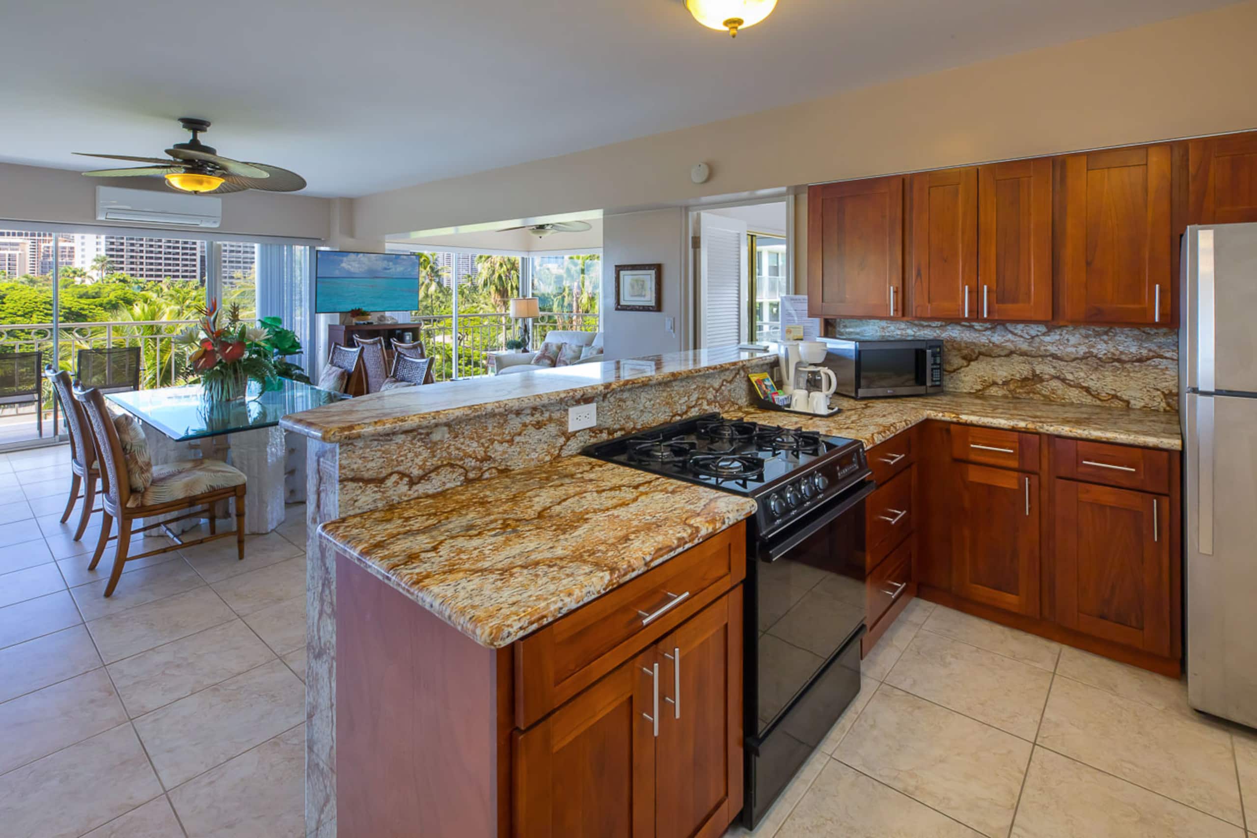 Waikiki Unit 518 ocean view 2B/2B*Summer Special!* - Image 2