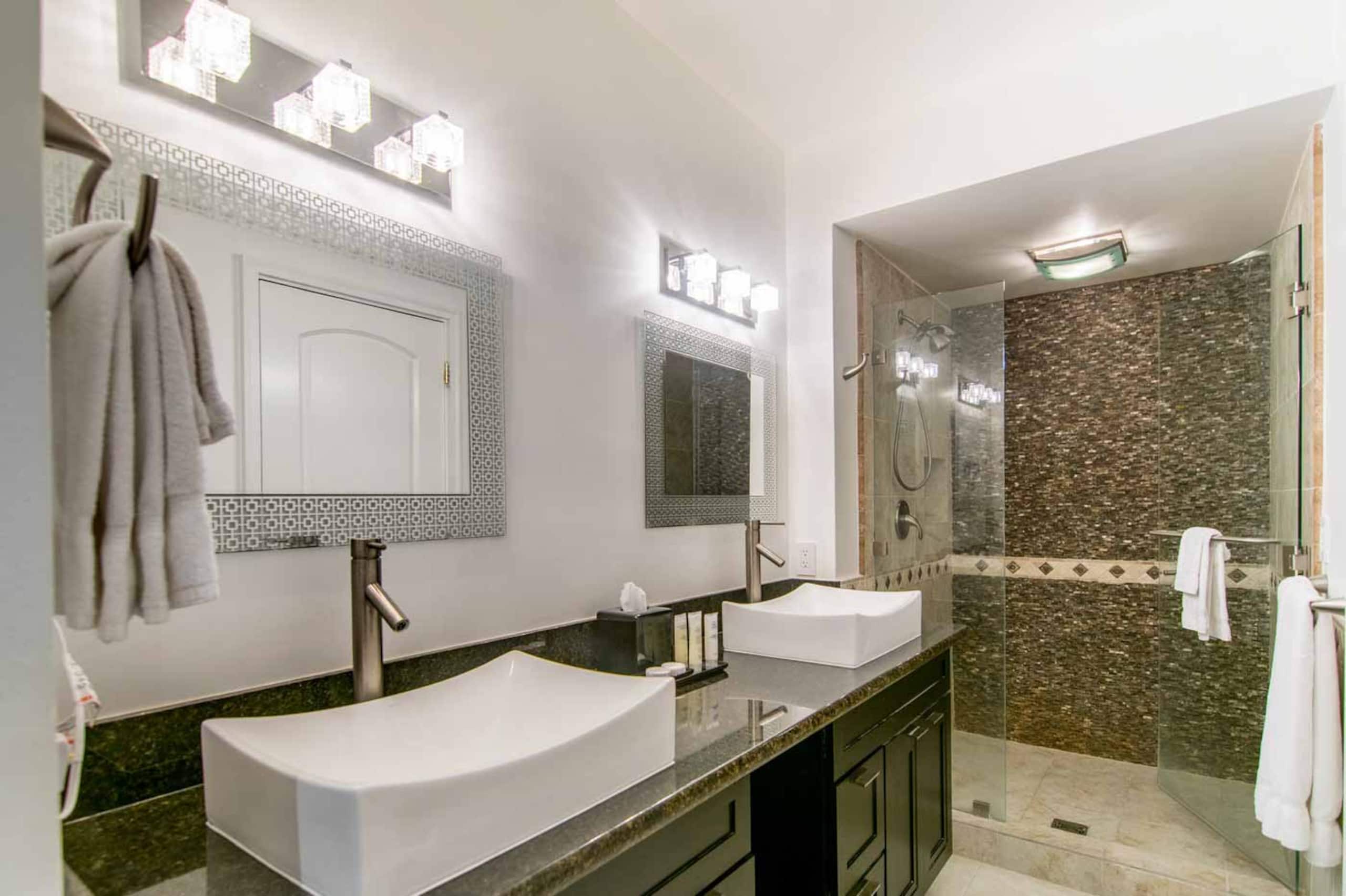 Waikiki Unit 202 Oceanfront *Summer Special!* - Image 9