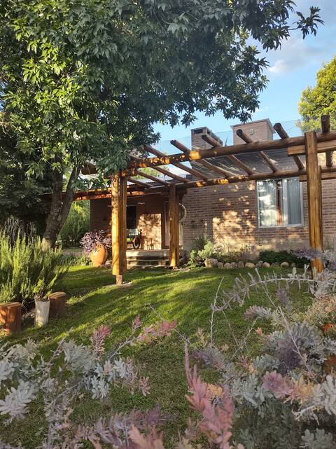Casa Stewart Entre arboles, near the river.