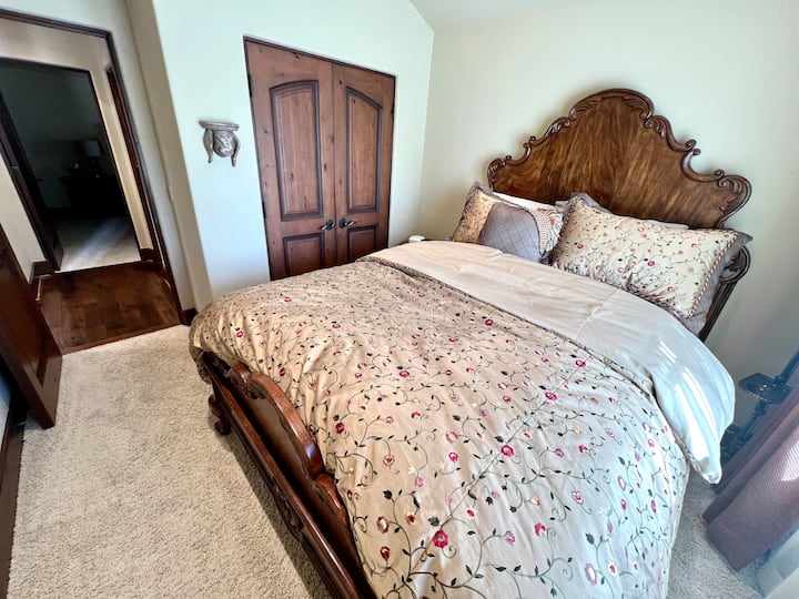 מיטת קווין סייז בבית הארחה 
חדר רחצה משותף עם חדר נוסף עם מיטת קינג