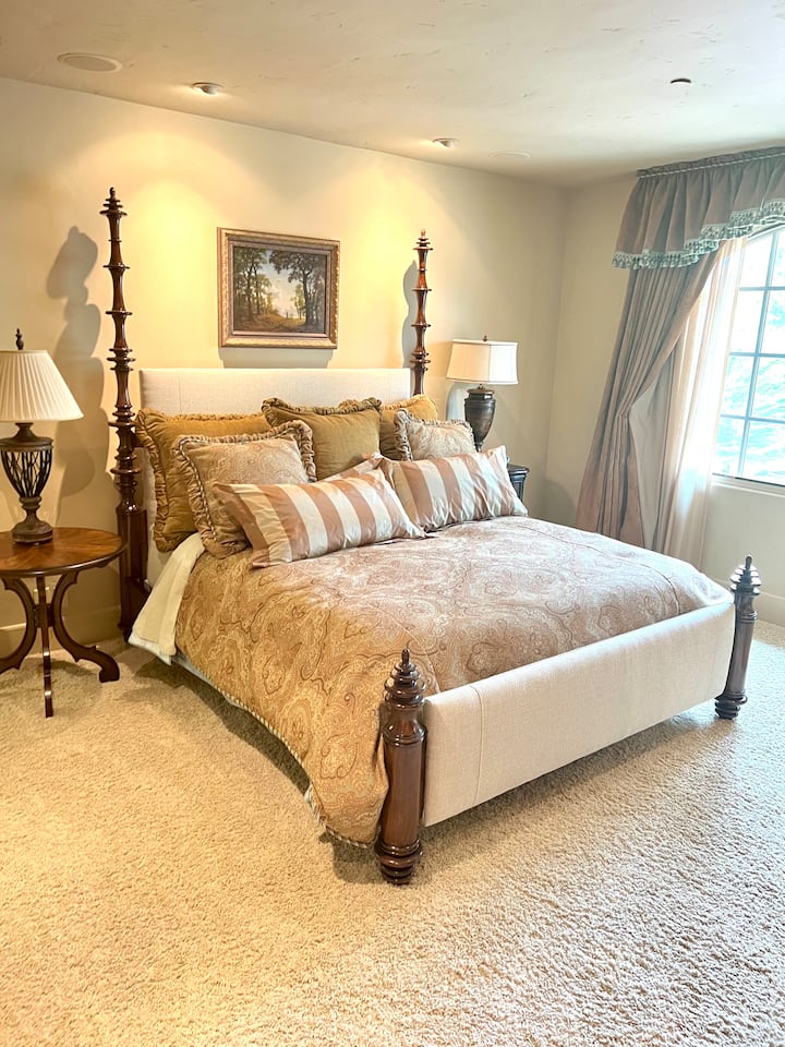 אחד משני חדרי השינה של המלך בקומה העליונה