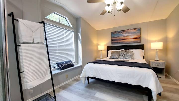 Dhoma kryesore e gjumit. Llambë me prekje me porta usb, dyshek me shkumë memorie "queen" dhe ventilator tavani