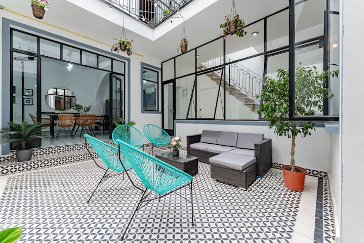 Walk to Top Bars, Chill Patio & Ping Pong Spot gallery image 2