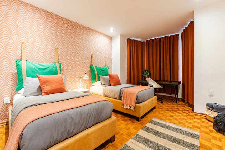 Walk to Top Bars, Chill Patio & Ping Pong Spot gallery image 4