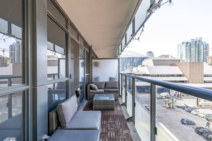 Luxury 3BR Condo: Near MTCC & CN Tower + Parking gallery image 2