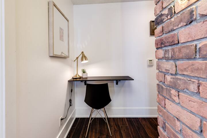 Luxury 3BR Condo: Near MTCC & CN Tower + Parking gallery image 5