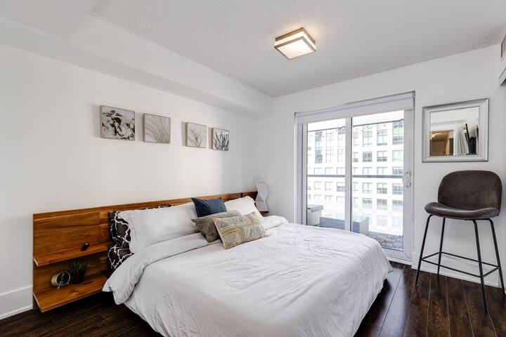 Luxury 3BR Condo: Near MTCC & CN Tower + Parking gallery image 3