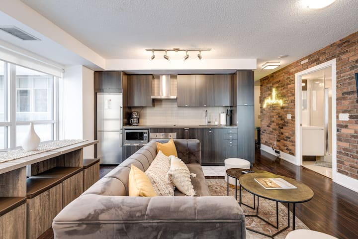 Luxury 3BR Condo: Near MTCC & CN Tower + Parking gallery image 4