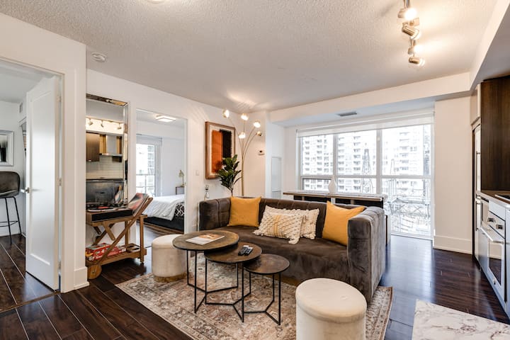 Luxury 3BR Condo: Near MTCC & CN Tower + Parking