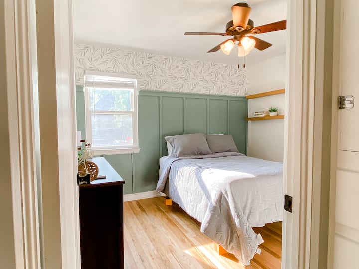 Second bedroom with full bed.