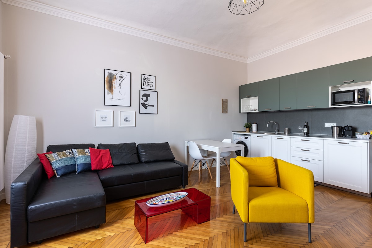 Annuncio Airbnb popolare: Historic Palace Overlooking San Francesco Bologna a Bologna
