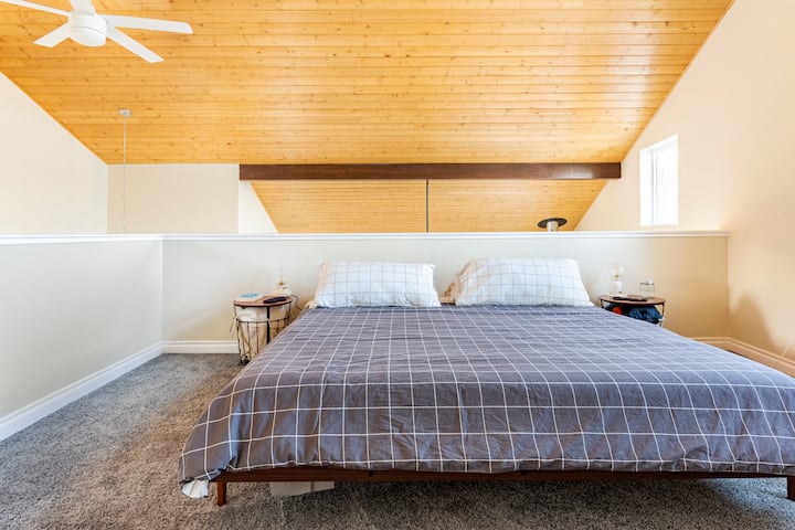 Le lit King Size du loft à l'étage est également ensoleillé et grand. 
