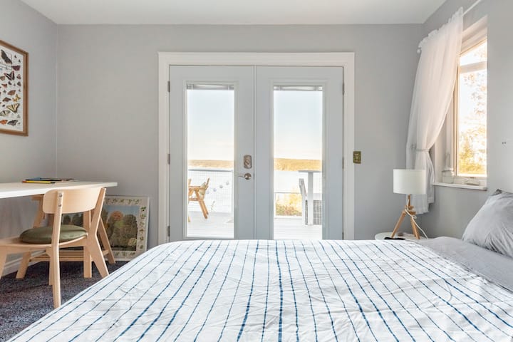 Détendez-vous et dormez sur les lits confortables de la chambre en bas des escaliers, tout en profitant de l'air frais et aéré. 