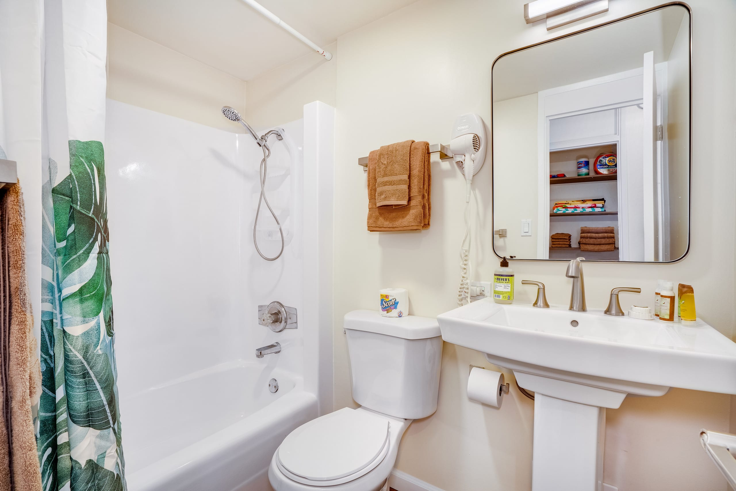 Condo in Honolulu · ★4.54 · 1 bedroom · 2 beds · 1 private bath - Image 17
