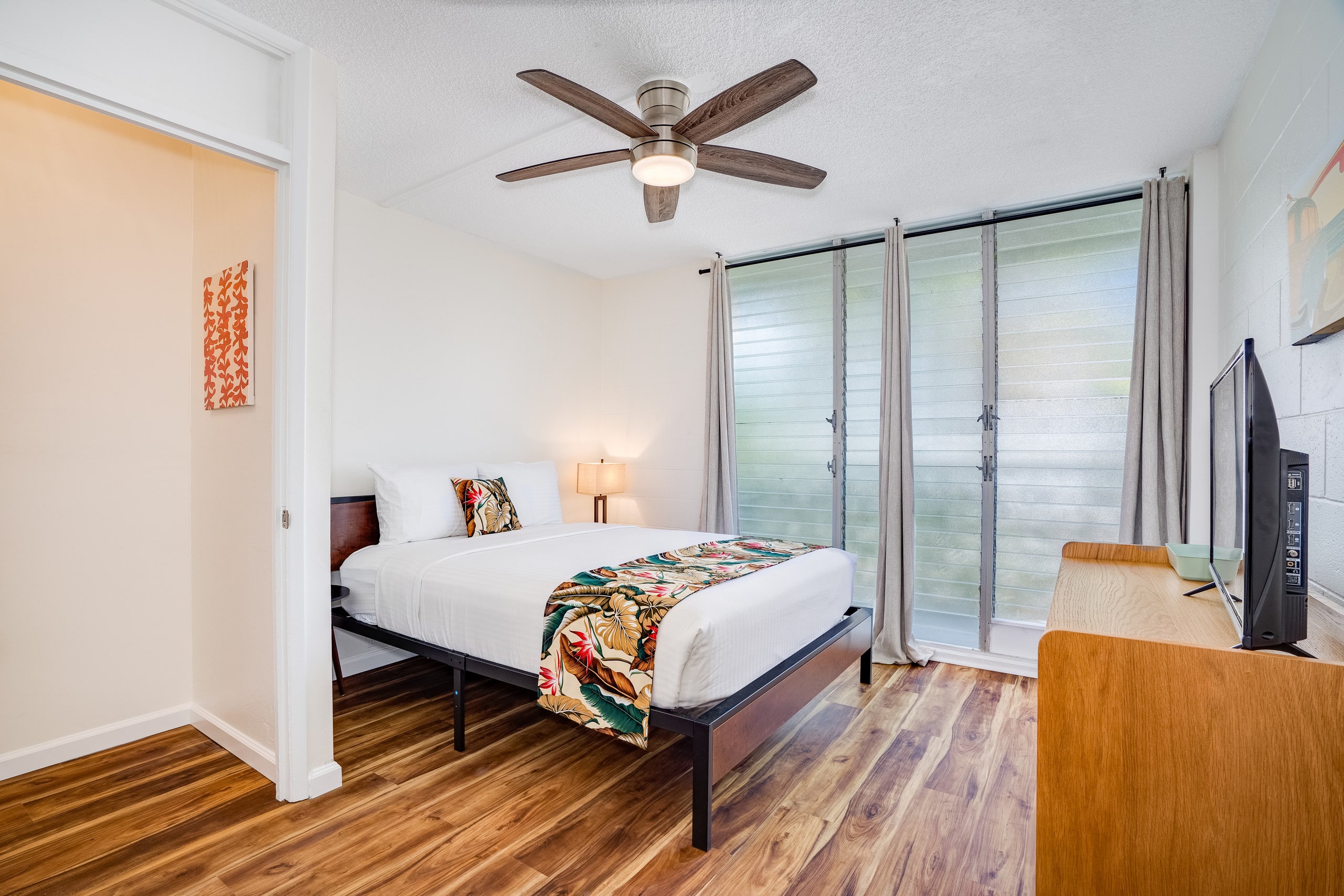 Condo in Honolulu · ★4.54 · 1 bedroom · 2 beds · 1 private bath - Image 15
