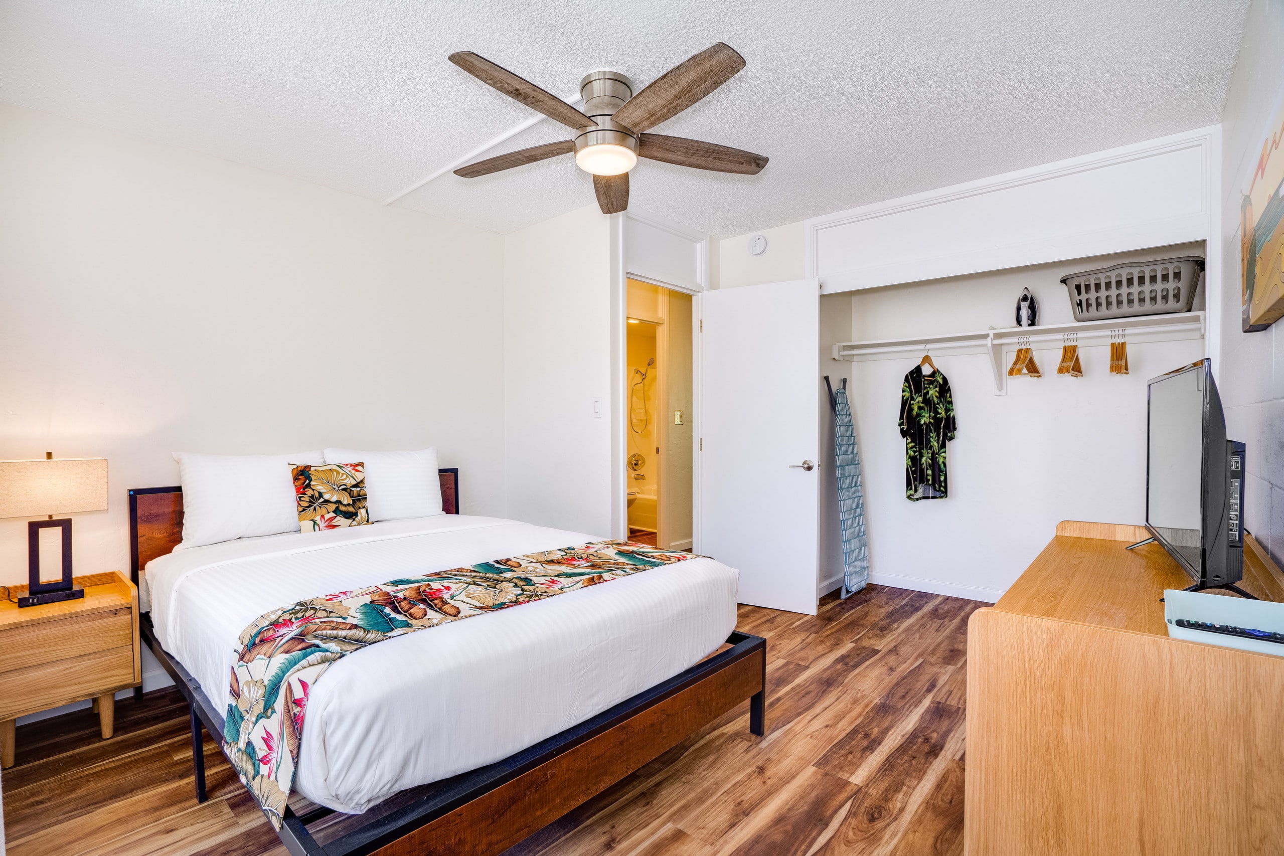 Condo in Honolulu · ★4.66 · 1 bedroom · 2 beds · 1 private bath - Image 10