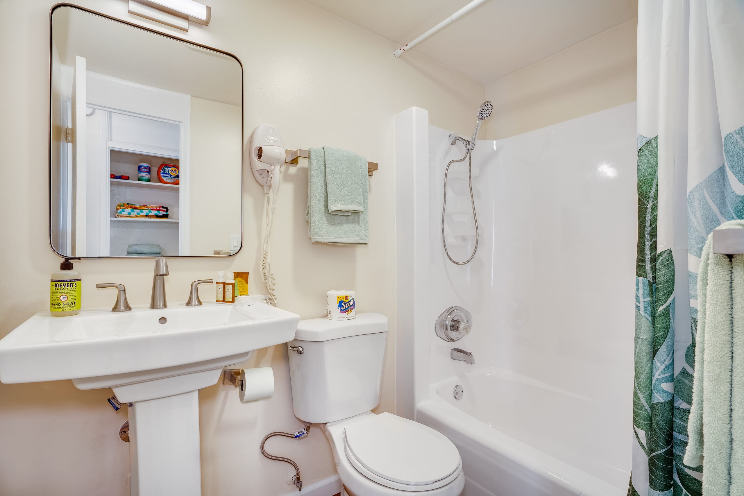 Condo in Honolulu · ★4.66 · 1 bedroom · 2 beds · 1 private bath - Image 12