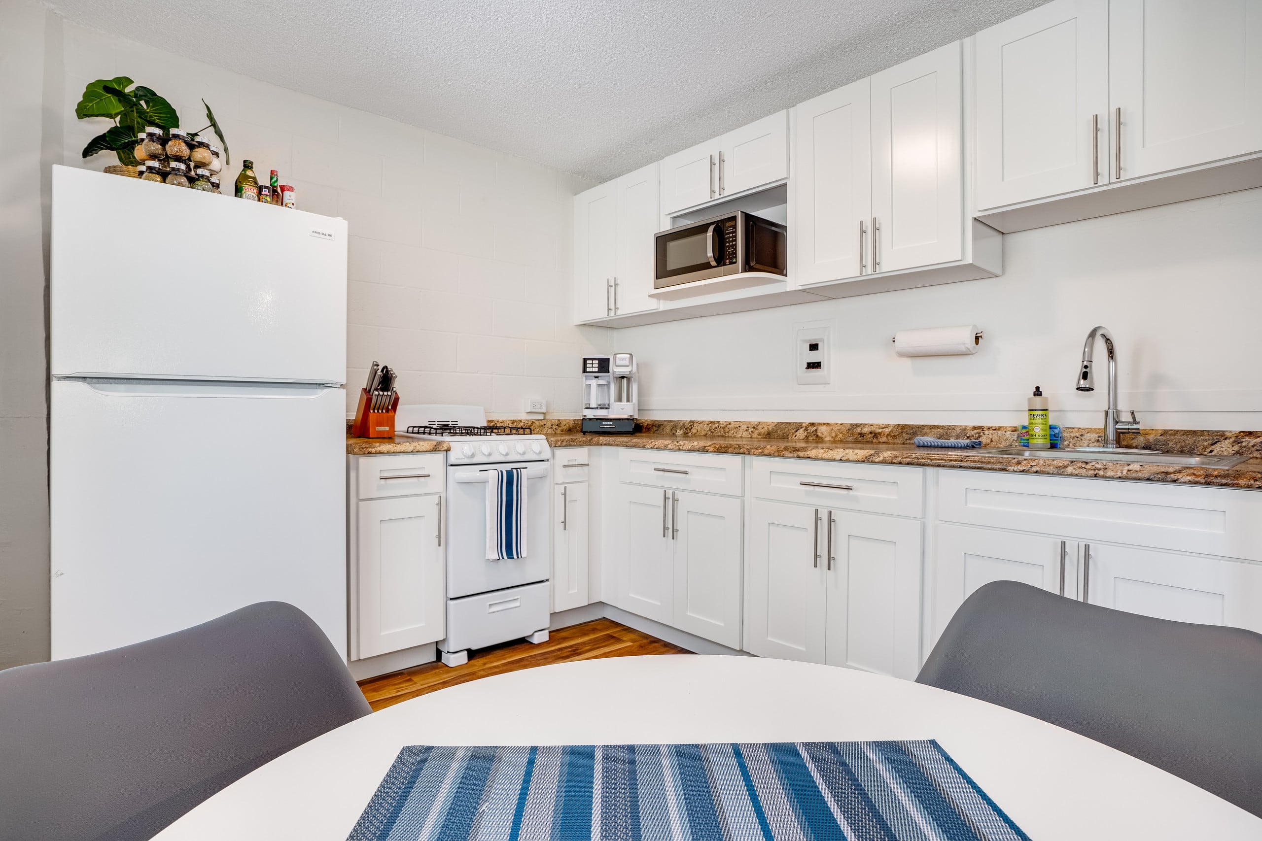 Condo in Honolulu · ★4.61 · 1 bedroom · 2 beds · 1 private bath - Image 4